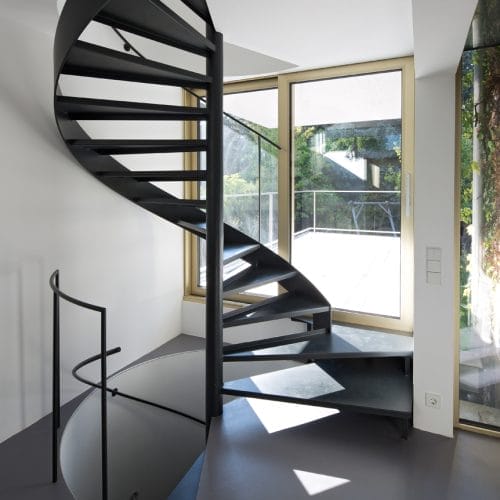 lostinarchitecture_Korneuburg_Stahlstiege im Eingangbereich des Minimalhauses mit Blick zur Terrasse und Garten