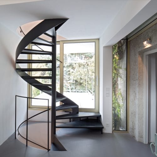 lostinarchitecture_Diele mit Stahlstiege, mit sichtbarer Bestandsfassade