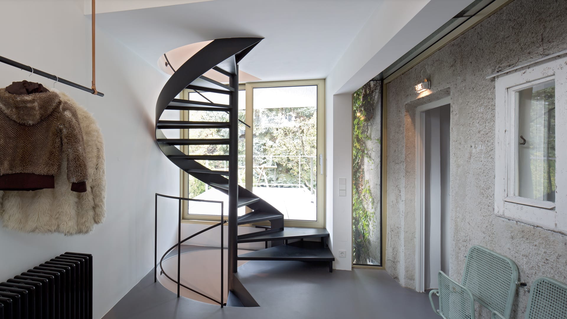 lostinarchitecture_Diele mit Stahlstiege, mit sichtbarer Bestandsfassade