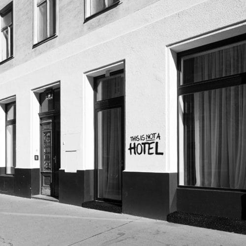lostinarchitecture_This Is Not A Hotel_Wohnen im Erdgeschoß_ Leerstand