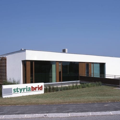 lostinarchitecture_Styria_Bürobau_Fassade mit Biotop und Brücke als Zugang zum Gebäude