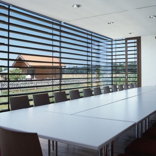 lostinarchitecture_Styriabrid_Bürobau_Besprechungszimmer_Holzlamellen als Sonnenschutz