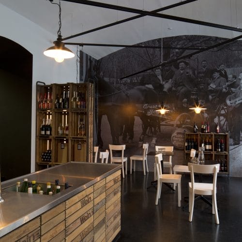 lostinarchitecture_WIBL_Wienlokal_Gesamtansicht Lokal_Gastraum mit Altwiener Gußeisen Lampen