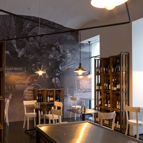 lostinarchitecture_WIBL_Wienlokal_Gesamtansicht Lokal_Gastraum mit Altwiener Gußeisen Lampen und Frankfurter Sessel