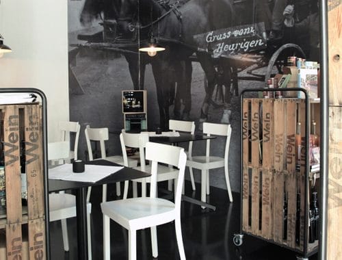 lostinarchitecture_interior design Wienlokal_Sitzbereich mit fahrbarer Raumtrennung und Frankfurter Küchensessel