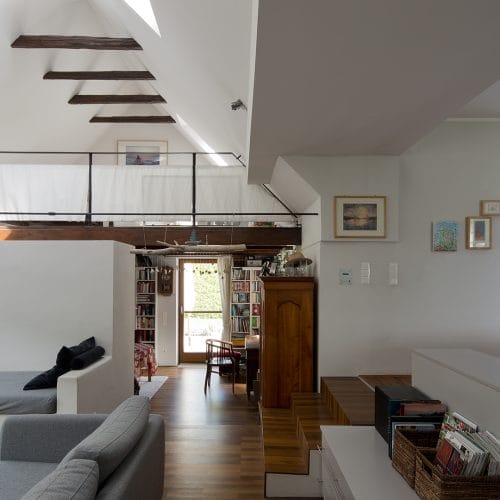 lostinarchitecture_HER_ Bauen im Bestand_ interior design_offener lichtdurchfluteter Wohnraum, der die Bibliothek und den Essbereich offen miteinander verbindet und das Lebenszentrum darstellt. Von dort geht man direkt in den Innenhof mit dem Naturpool.