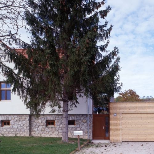 lostinarchitecture_HER_ Bauen im Bestand, geschlossene Straßenfassade vor dem privaten, dahinterliegenden Hofbereich mit Pool