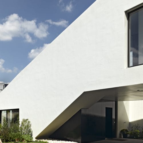lostinarchitecture_BUR_ White Monolith_Eingangsbereich mit Brückentrakt und Blick zum städtischen Garten