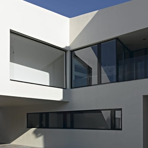 lostinarchitecture_BUR_ White Monolith_Fassade mit monochromer Beschichtung Dach ist gleich Fassade