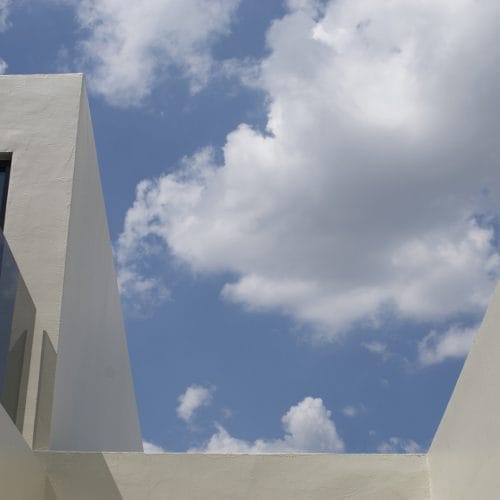 lostinarchitecture_BUR_ White Monolith_Fassadendetail Fassade mit monochromer Beschichtung Dach ist gleich Fassade