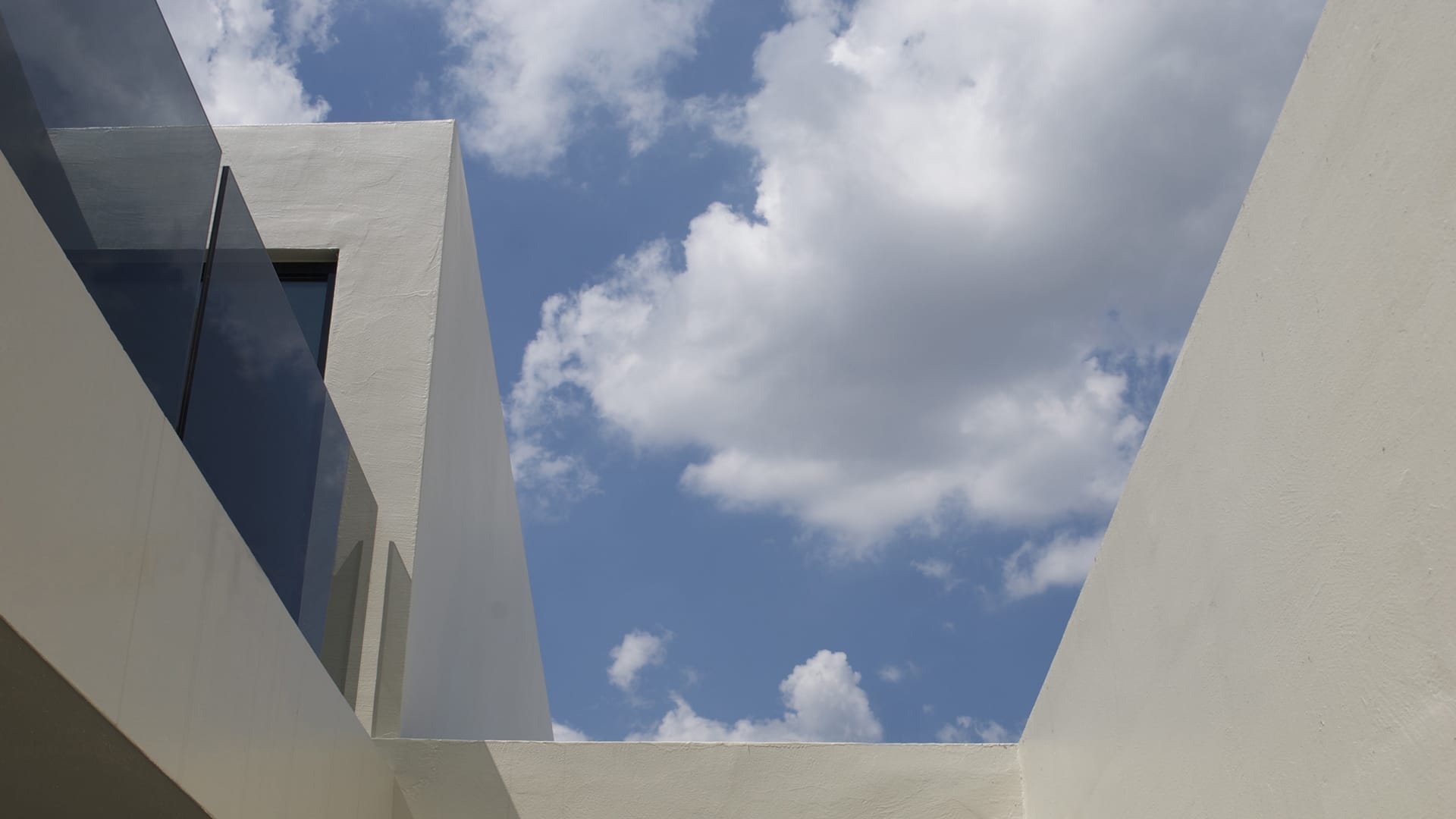 lostinarchitecture_BUR_ White Monolith_Fassadendetail Fassade mit monochromer Beschichtung Dach ist gleich Fassade
