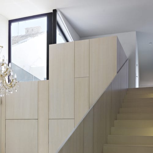 lostinarchitecture_BUR_Weißer Monolith_Eingangsbereich mit weiß lasiertem Echtholz, Interior mit Kontrast Alt- Neu , Weiß/ Schwarz