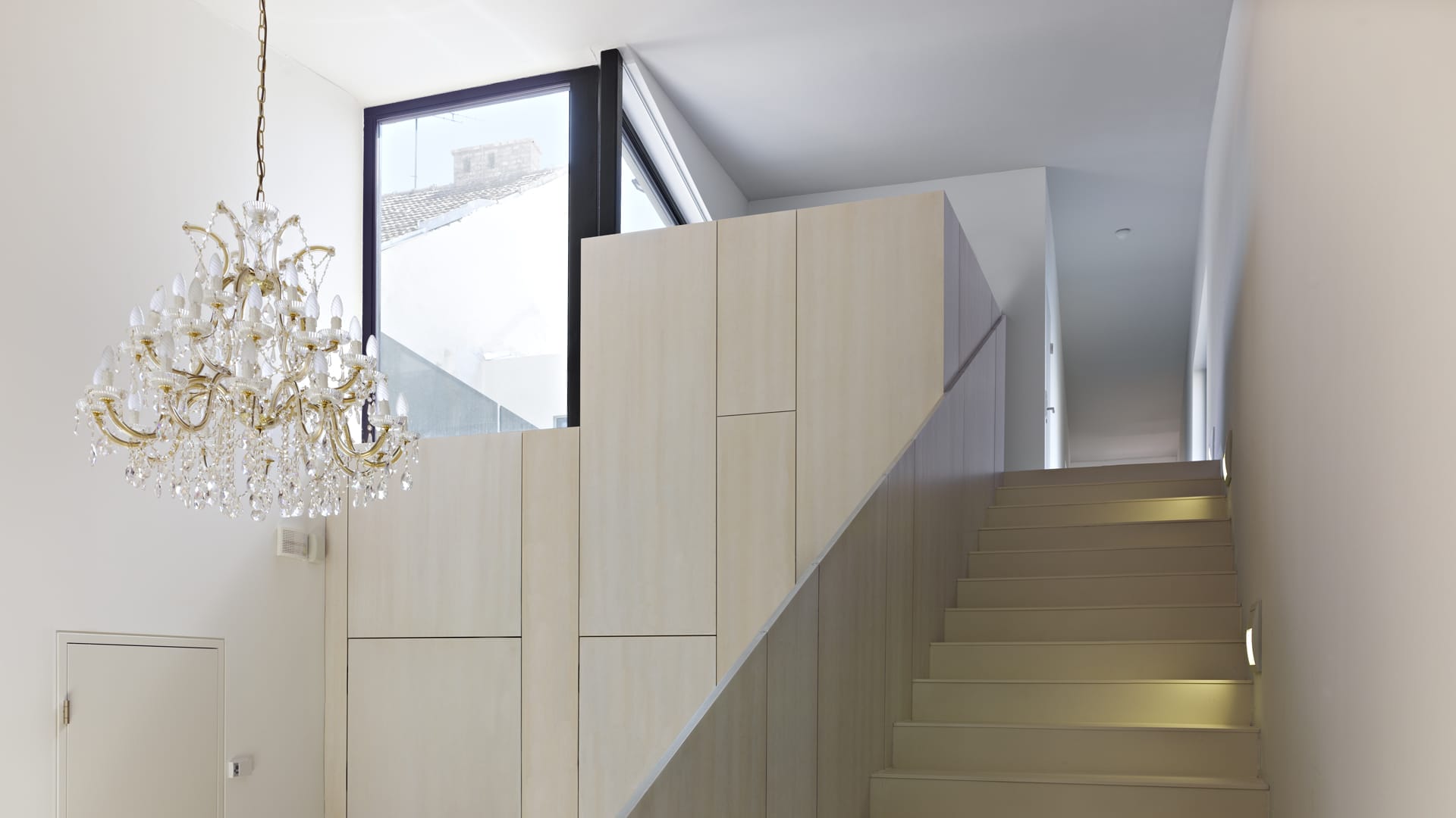 lostinarchitecture_BUR_Weißer Monolith_Eingangsbereich mit weiß lasiertem Echtholz, Interior mit Kontrast Alt- Neu , Weiß/ Schwarz