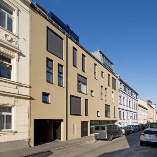 lostinarchitecture_FAL_Geschoßwohnbau_Straßenfassade, die begrünten Gärten und Balkone sind Richtung ruhigem Hof von der Straße nicht einsehbar.