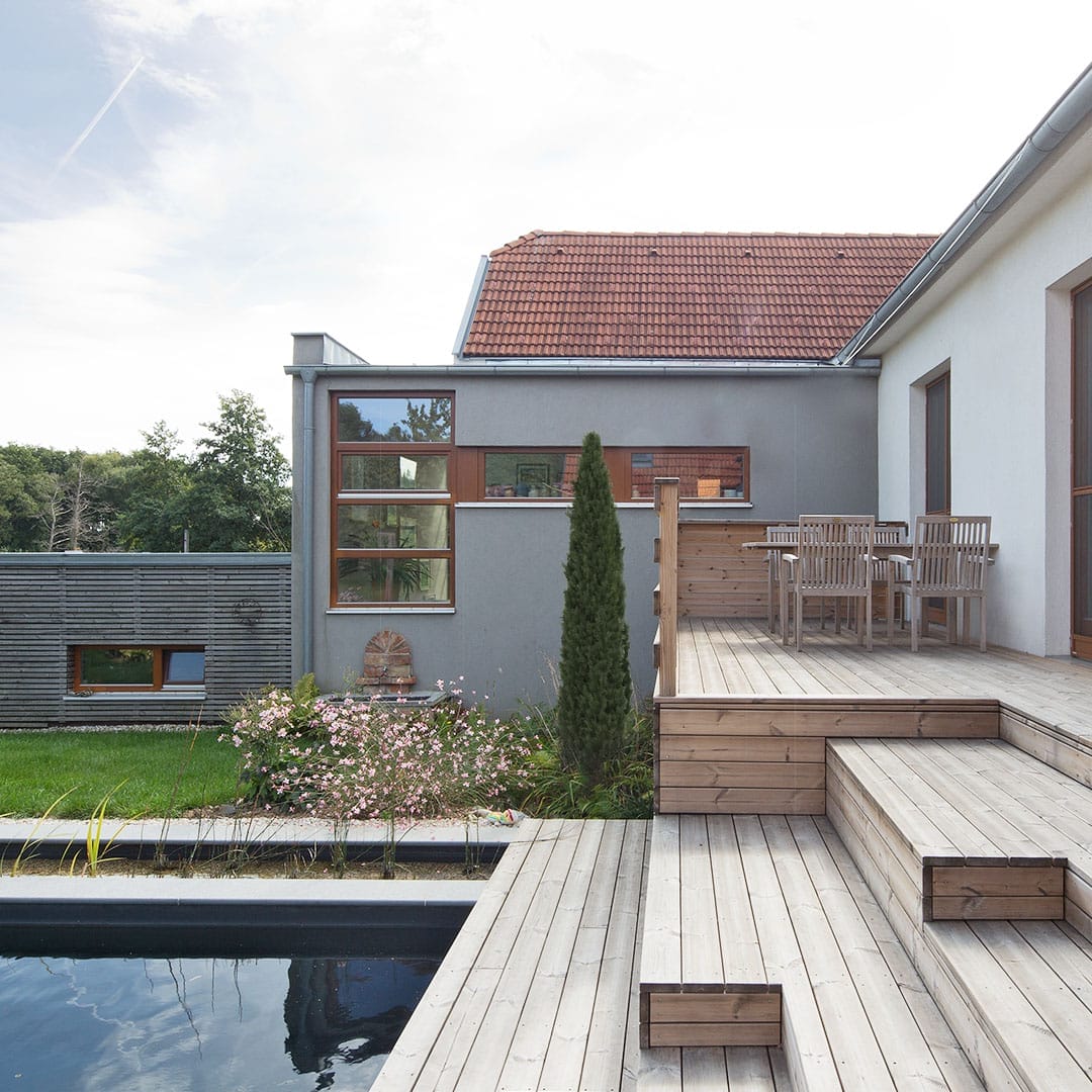 Bauen im Bestand - aus altem Teilen unterschiedlichster Zeiten, entsteht ein privater Innenhof, um den sich alle Bereiche gruppieren.