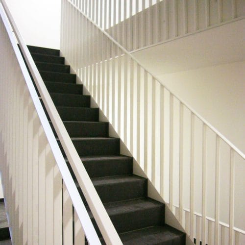 lostinarchitecture_IMM Wohnbau_interior_helles Stiegenhaus mit Belichtung von oben übers Dach