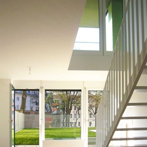 lostinarchitecture_Maisonette im Erdgschoß gartenseitig mit Blick zum Garten und Stahlstiege ins Obergeschoß