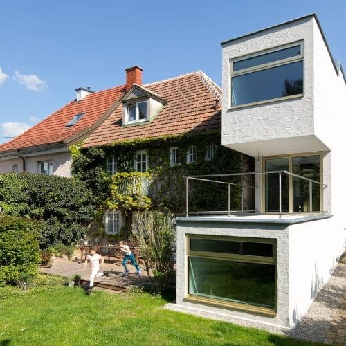 lostinarchitecture_Minimalhaus für die Kinder im Seitenabstand