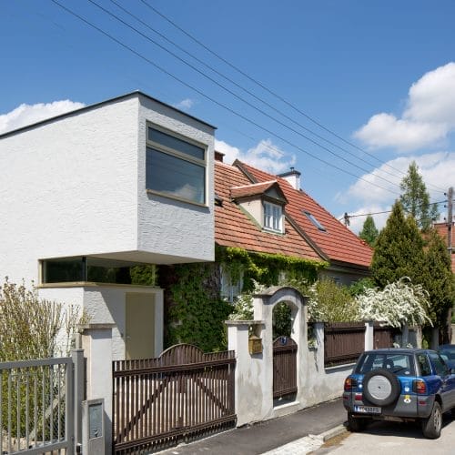 lostinarchitecture_Zubau in Holzriegelbauweise mit goldenen Alufenster