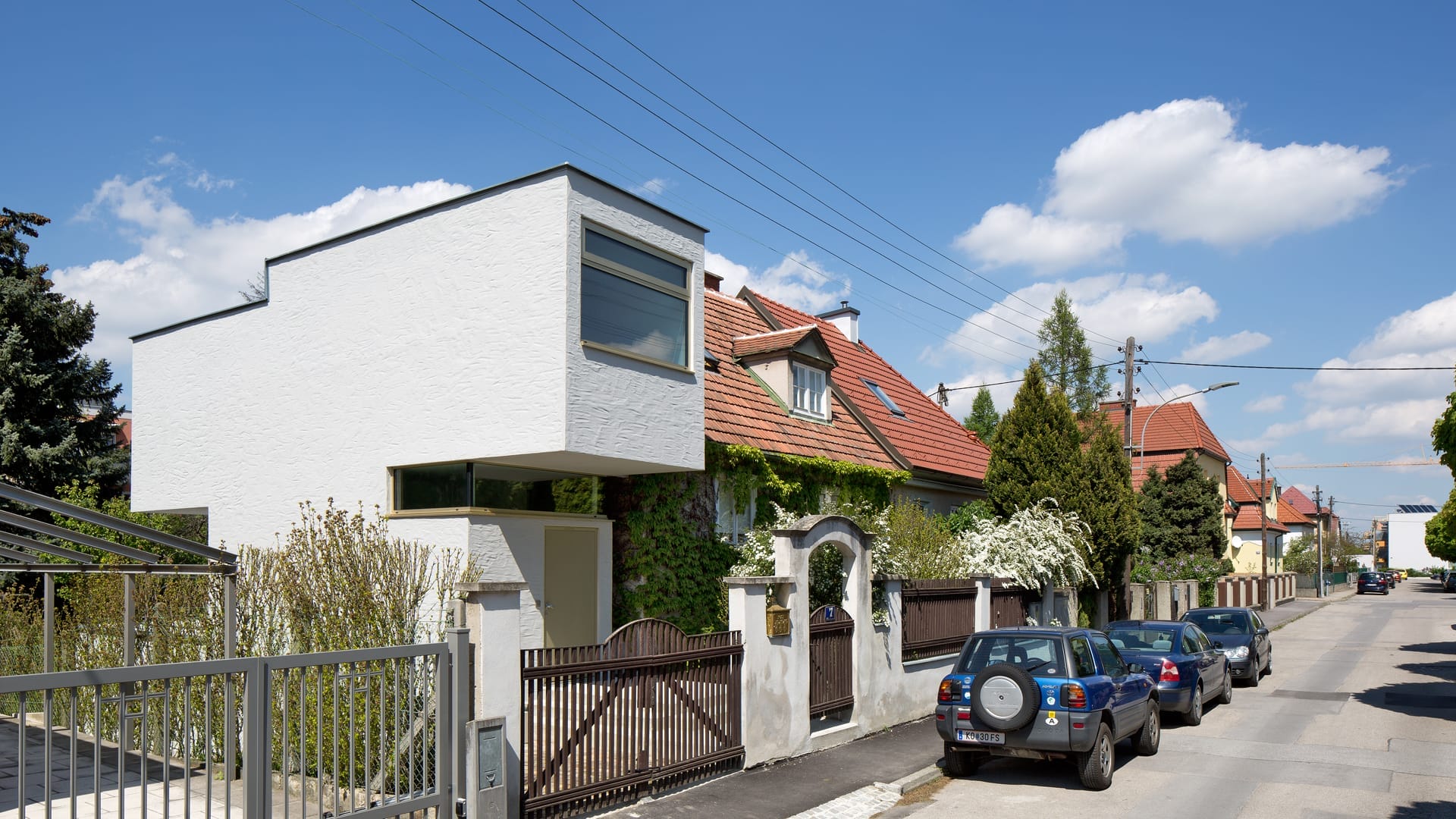 lostinarchitecture_Zubau in Holzriegelbauweise mit goldenen Alufenster
