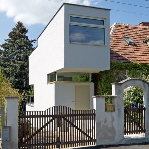 lostinarchitecture_Straßenfassade in Holzriegelbauweise, Kinderhaus und neue Diele