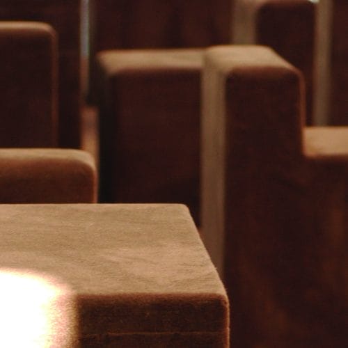 lostinarchitecture_Sitzmöbel mit Teppich überzogen Messestand München