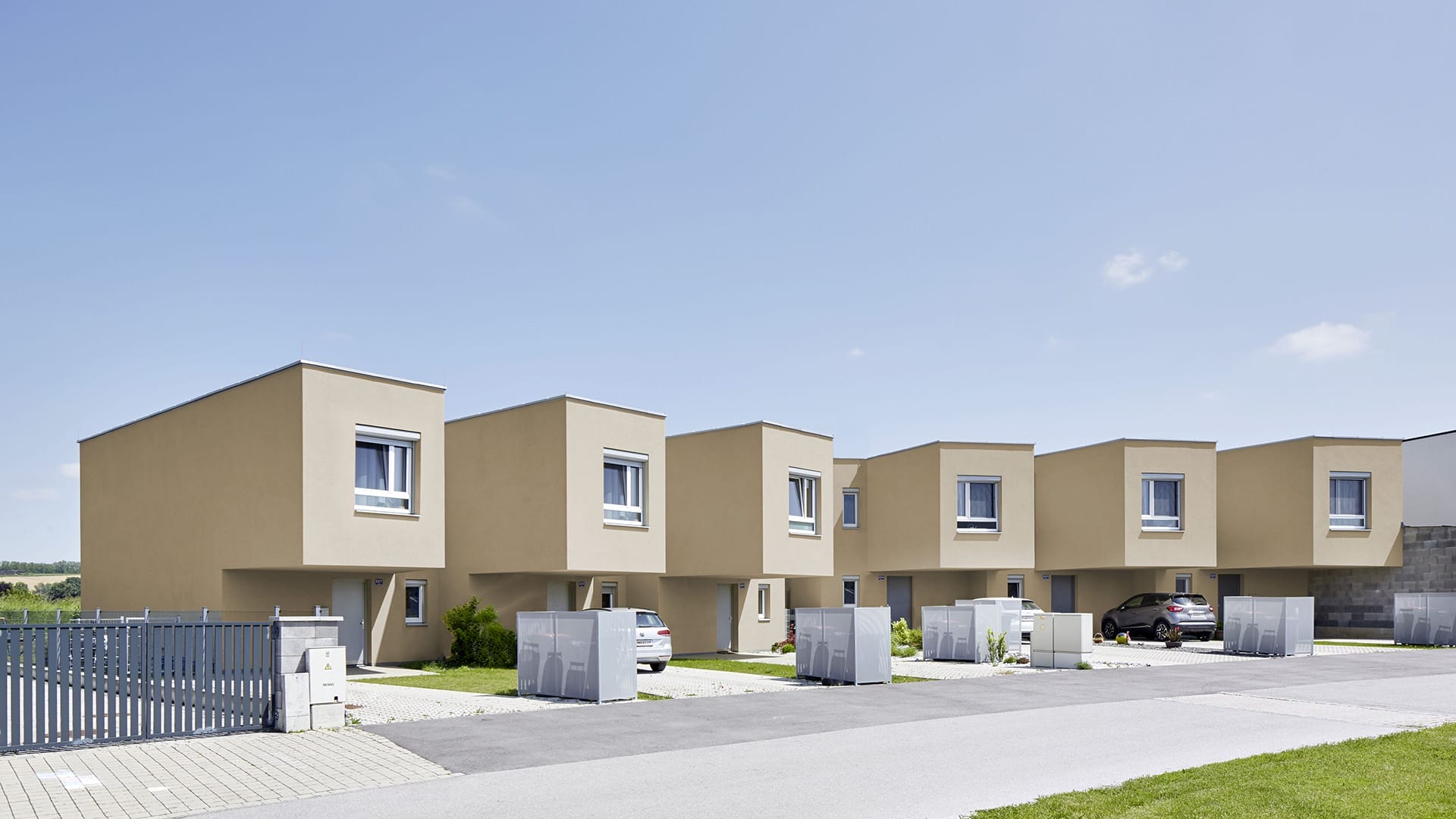 lostinarchitecture_Reihenhäuser 3er Modul , Auskragung als Carport