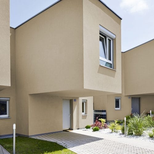 lostinarchitecture_Reihenhäuser mit Auskragung als Carport