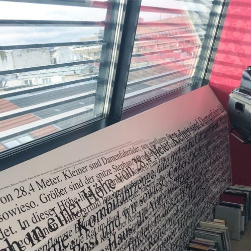 lostinarchitecture_R&B_Dachgeschoßausbau interior design Bibliothek mit Alu Lamellen als Sonnenschutz
