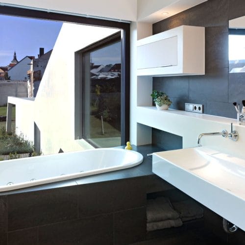 lostinarchitecture_BUR_ White Monolith_bathroom detail with gardenview, interior view
