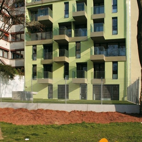lostinarchitecture_ImmoverGmbH_Geschoßwohnbau, Hoffassade mit Balkonen und Loggien zum ruhigen Garten mit Kinderspielplatz.