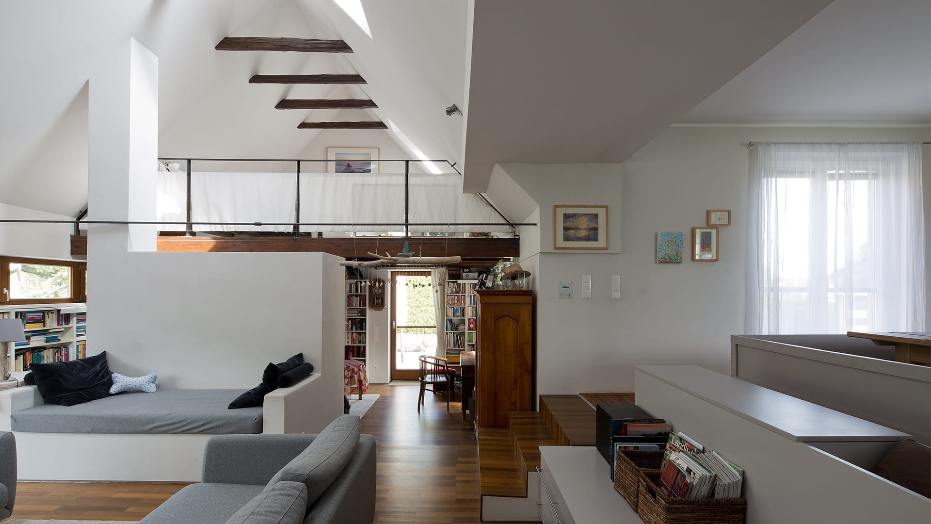 lostinarchitecture_HER_ Bauen im Bestand_ interior design_Wohnen mit Bibliothek in der umgebauten ehemaligen Scheune