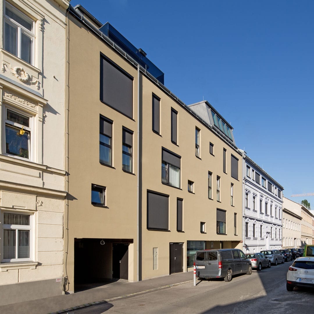 Fassade - mehrgeschoßiger Wohnbau mit 15 Einheiten in Massivbauweise und Gartenatelier